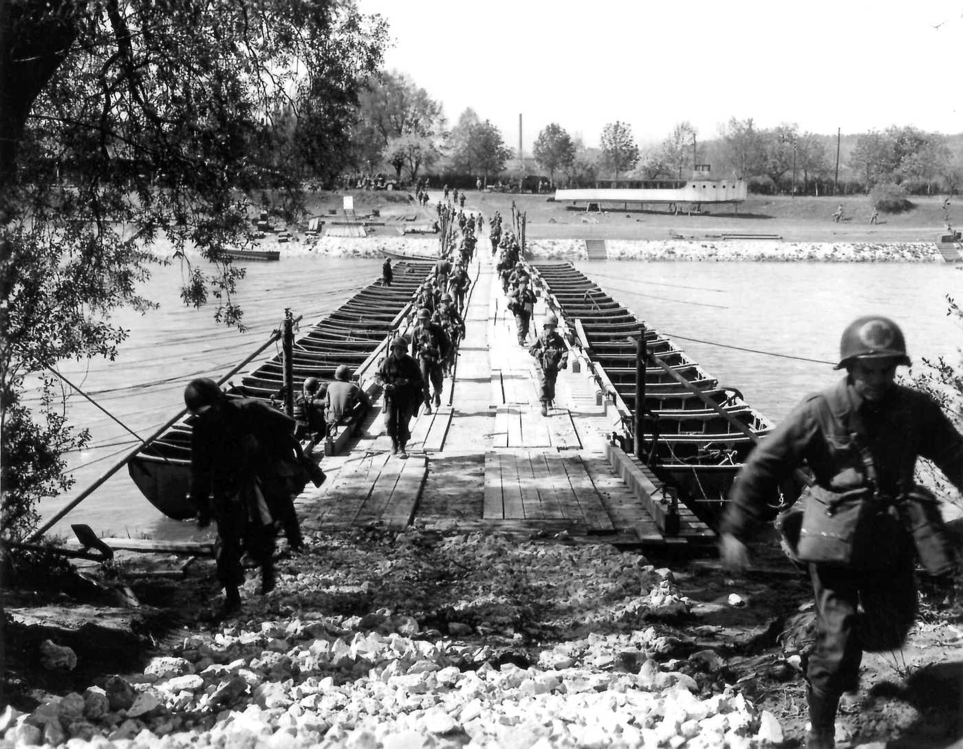 US-Amerikanische Truppen landen in Neu-Ulm etwa auf der Höhe der Schäfervilla, 1945