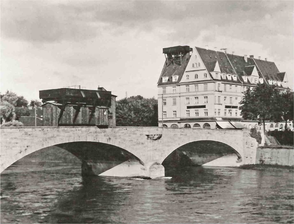 Flakstellungen auf der Gänstorbrücke und auf dem Gebäude der Firma Karl Gaiss­maier, 1944, StANU, Sammlung Welte