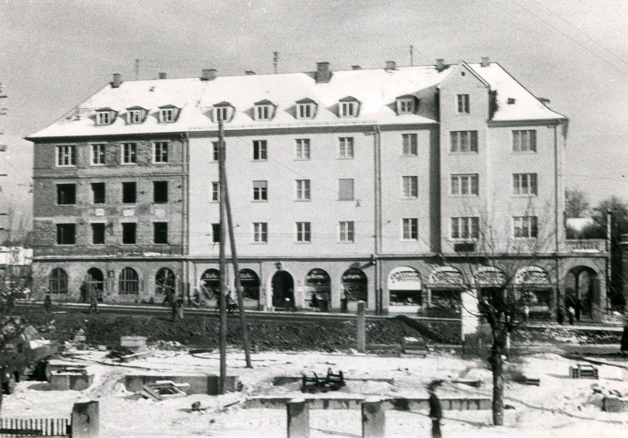 Wiederaufgebaute Gebäude, linkes Eckhaus noch im Rohbau, Karl Gaissmaier jetzt im südlichen Gebäude, 1950, StANU, Sammlung Mangold