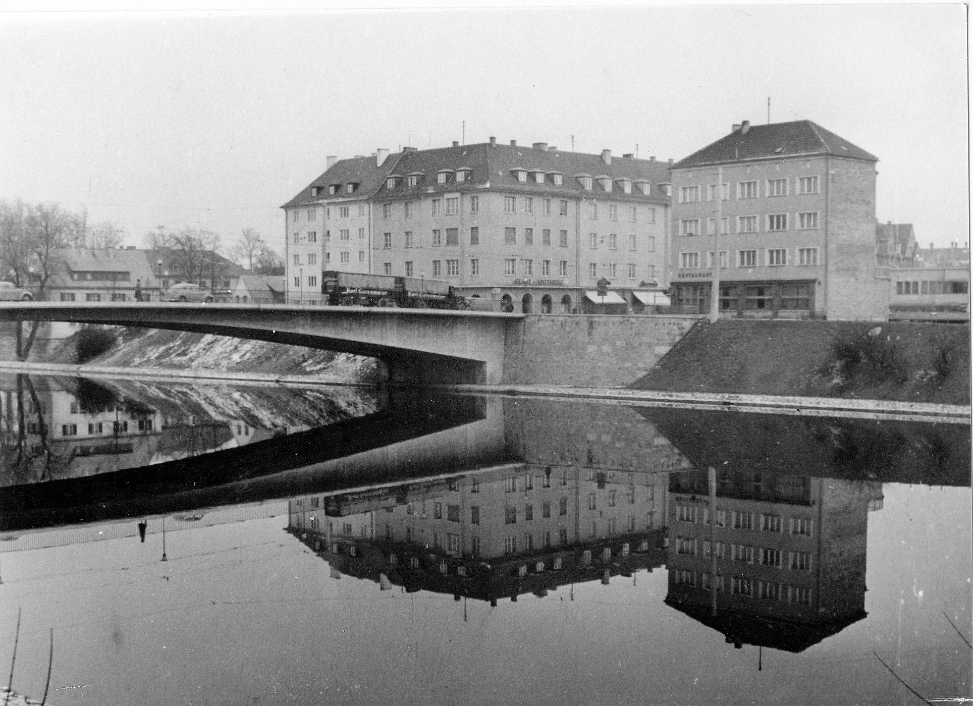 Neue Gänstorbrücke und wiederauf­gebaute Gebäude auf Neu-Ulmer Seite, 1954, StANU